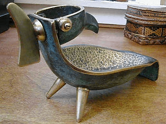 Щелкунчик для колки орехов, стилизованный под кедровку, израильского дизайнера Мориса Аскалона, родившегося в 1913 году в Венгрии с именем Моше Кляйн